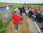 Jutta Dumas dévoile la plaque de «reconqûête de la RD24»./Photo DDM, Frédéric Charmeux.